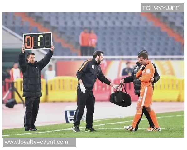 足球球员受伤瞬间回顾视频集锦揭示运动风险与恢复过程