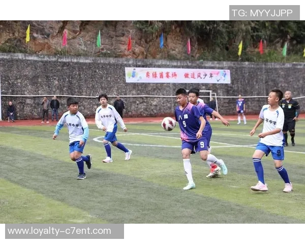 足球运动员在比赛中展现出色技艺与团队合作精神的精彩瞬间